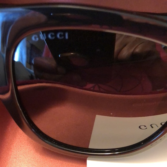 Authentic like new Oversized GUCCI! Sunglasses with case, cloth, and dust bag - Picture 8 of 12